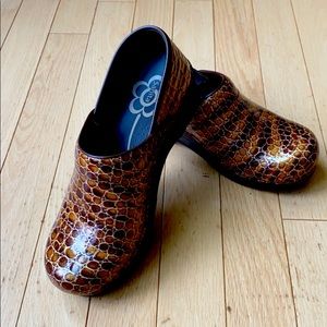 Sanita size 39 (8.5) Professional Clog.